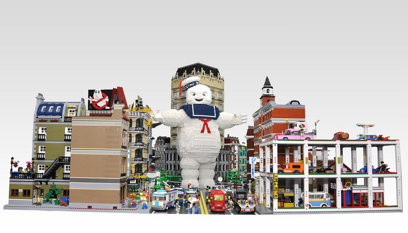 Illustration for article titled Gigantic Lego Stay Puft Marshmallow Man faces the Ghostbusters in NYC